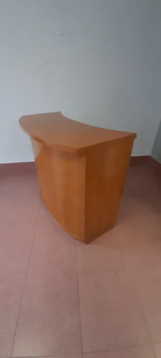 Mostrador de madera curvo