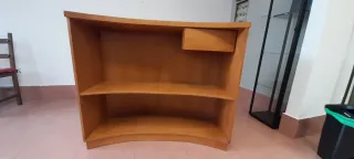 Mostrador de madera curvo