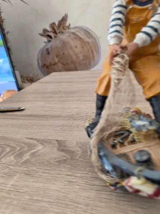 Figura de pescador con red y barco