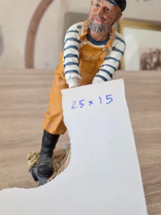 Figura de pescador con red y barco