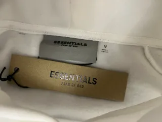 Felpa Essentials con stampa tagli s ma sta anche M