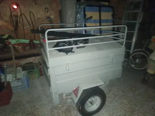 Remolque cerrado ,con tapa de hierro y cerraduras