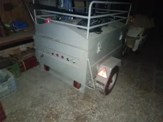 Remolque cerrado ,con tapa de hierro y cerraduras