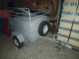 Remolque cerrado ,con tapa de hierro y cerraduras