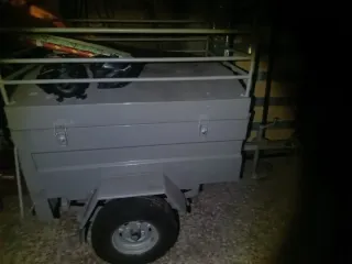 Remolque cerrado ,con tapa de hierro y cerraduras