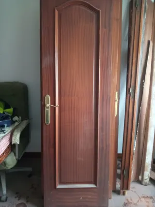 Puerta madera maciza con cristal