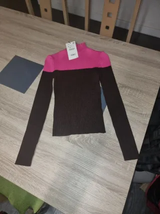 Jersey cuello alto bicolor negro y rosa