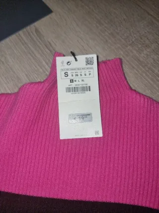 Jersey cuello alto bicolor negro y rosa