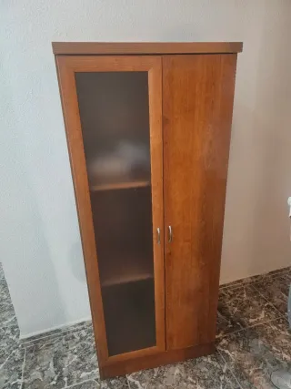 Muebles vitrina madera y cristal y cabecero cama