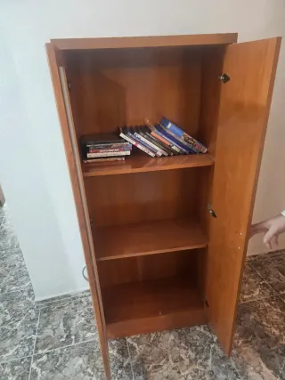 Muebles vitrina madera y cristal y cabecero cama