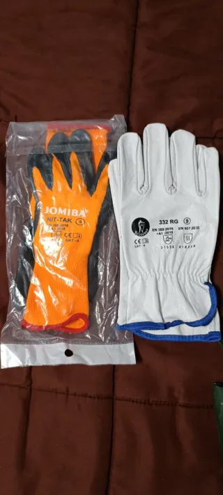 Pack Ropa Trabajo Velilla Guantes mono y chubasque