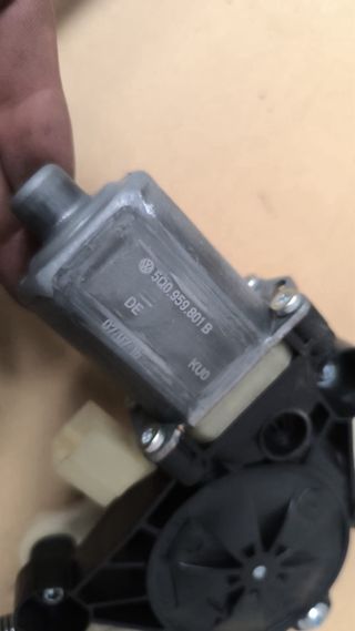 Elevalunas eléctrico delantero izq Seat León III