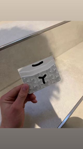 Cartera de tarjetas blanca con diseño