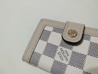Tarjetero Louis Vuitton Beige y Blanco
