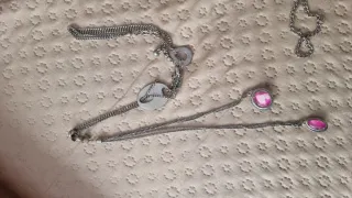 Collar metálico con rosa bisutería