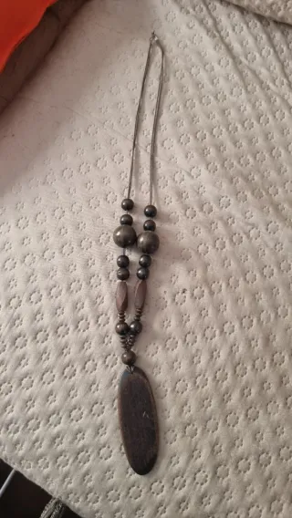 Collar de madera con colgante ovalado