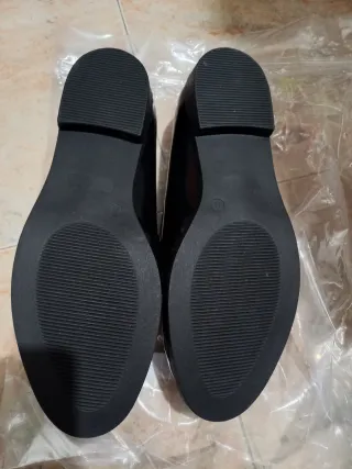 Zapatos negros de vestir con cadena