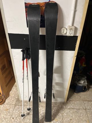 Esquís Atomic Race con bastones