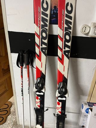 Esquís Atomic Race con bastones