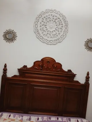 Cabecero de madera tallado