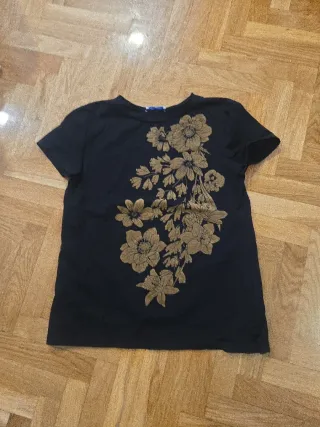 Camiseta negra con estampado floral de terciopelo