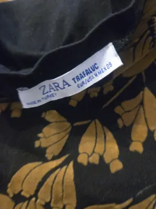 Camiseta negra con estampado floral de terciopelo