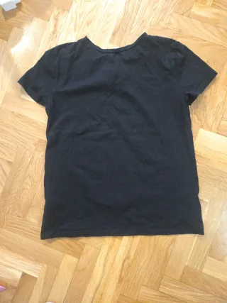 Camiseta negra con estampado floral de terciopelo