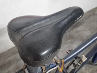 Bicicleta de ciudad azul