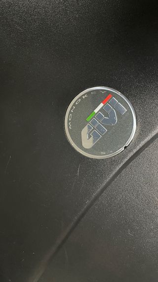 Baúl mas soporte para moto marca givi 55 litros