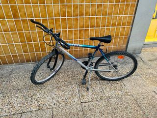 Bicicleta de montaña plateada y azul