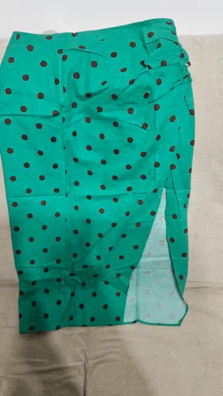 Falda midi verde lunares negros