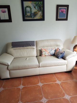 Sofá polipiel beige 3 plazas en buen estafo