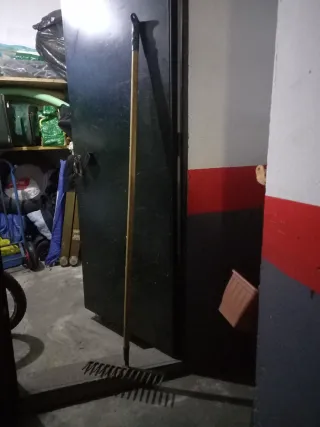 Rastrillo de jardín metálico