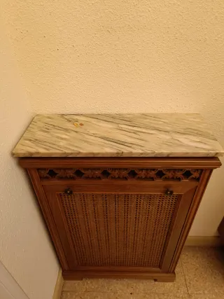 Cubreradiador de madera con tapa de mármol