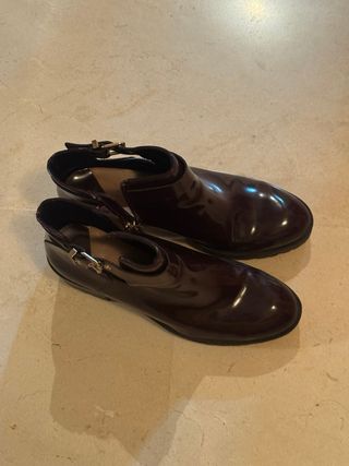 Botines granates con hebilla