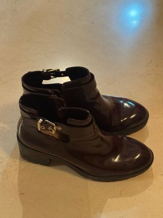 Botines granates con hebilla