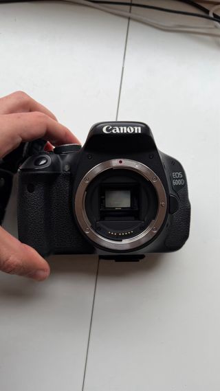 Cámara Canon EOS 600D con objetivo 18-55