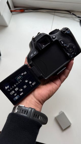 Cámara Canon EOS 600D con objetivo 18-55