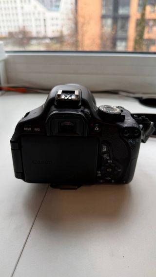 Cámara Canon EOS 600D con objetivo 18-55