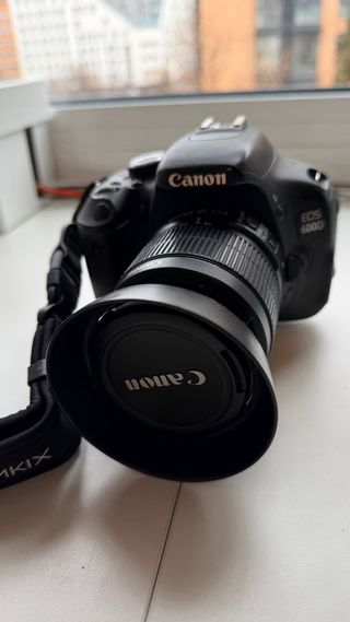 Cámara Canon EOS 600D con objetivo 18-55