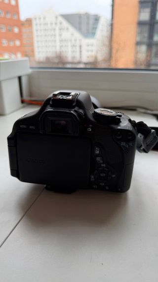Cámara Canon EOS 600D con objetivo 18-55