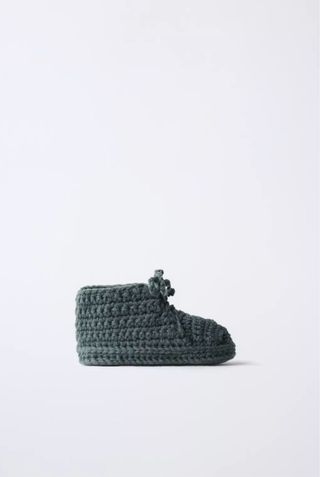 Conjunto mono, capota y patucos de punto de Zara