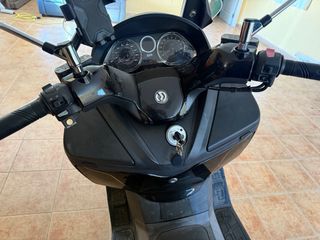 Sym Maxsym 400i Moto Scooter Negra con 44000 km.