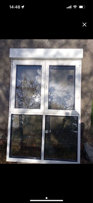 Ventana blanca con persiana