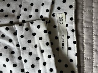 Pantalón mujer blanco lunares negros . tobillero