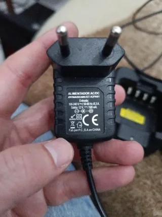 Dos cargadores de baterías ion-litio dynascanR-77.