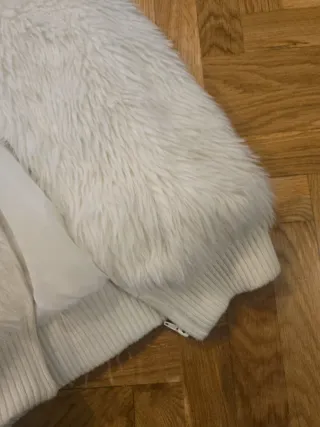 Chaleco de pelo blanco con bolsillos