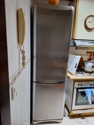 Nevera Indesit plateada