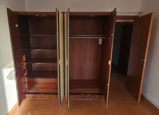 Armario de madera beige y marrón