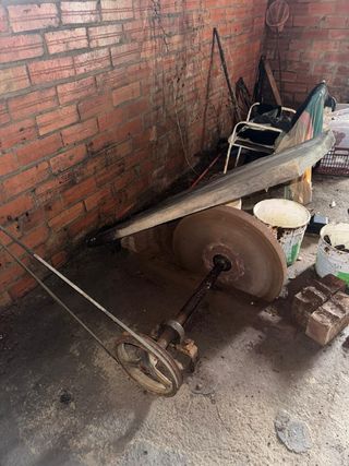 Piedra de afilar grande antigua